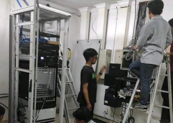 Penyiapan ruang kontrol dan pemasangan CCTV di Stadion Gelora Bung Tomo.