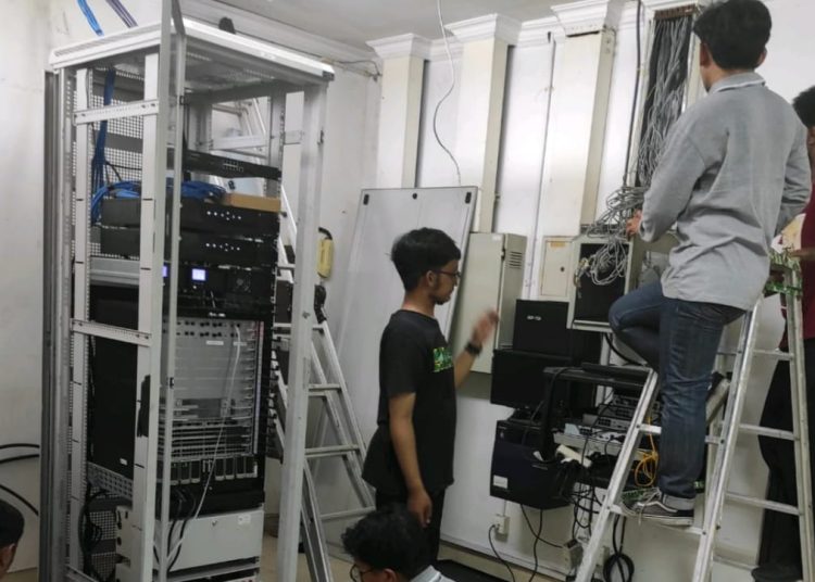 Penyiapan ruang kontrol dan pemasangan CCTV di Stadion Gelora Bung Tomo.