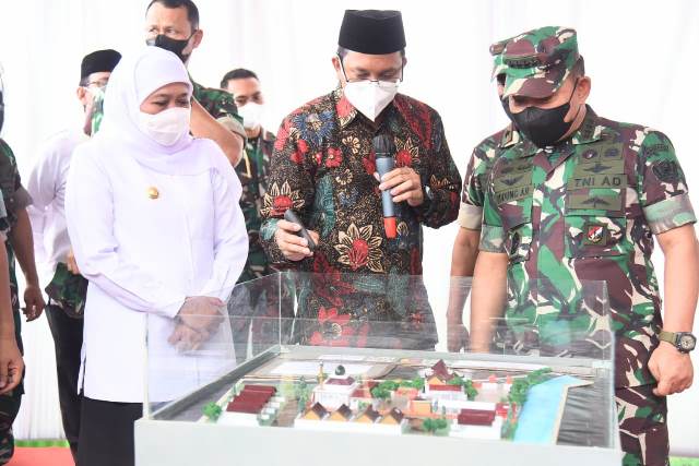 Gubernur Jawa Timur Khofifah Indar Parawansa bersama Kepala Staf Angkatan Darat (KSAD) Jenderal TNI Dudung Abdurachman melihat miniatur revitalisasi cagar budaya makam auliya' di Asrama Gupusjat Optronik II Puspalad, Desa Sono, Kecamatan Buduran, Sidoarjo.