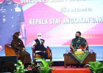 Gubernur Jawa Timur Khofifah Indar Parawansa bersama Kepala Staf Angkatan Darat (KSAD) Jendral TNI Dudung Abdurahman pada talkshow Program Penurunan Stunting di GOR Pusponegoro, Gresik.
