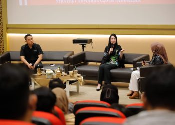 Arumi Bachsin saat menjadi pembicara bertema 'Global Economic Development Strategi Towards G20 In Indonesia' bagi Mahasiswa Fakultas Ekonomi Universitas 17 Agustus Surabaya.