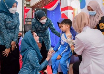 Timur Arumi Bachsin dalam Pelaksanaan Bulan Imunisasi Anak Nasional (BIAN) yang bertempat di Pendopo Trunojoyo, Sampang.