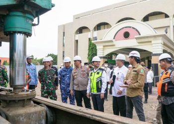 Wakil Gubernur Jawa Timur Emil Elestianto Dardak dalam ground breaking untuk pembangunan Masjid Islamic Centre (MIC) di Jalan Raya Dukuh Kupang 122 - 124 Surabaya.