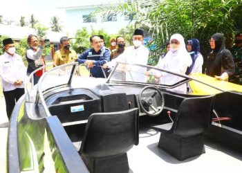 Gubernur Jawa Timur Khofifah Indar Parawansa meninjau SMK Perikanan dan Kelautan Puger, Kabupaten Jember.