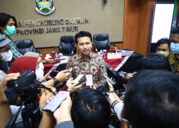 Wakil Gubernur Jawa Timur Emil Elestianto Dardak saat menggelar press conferece bersama awak media.