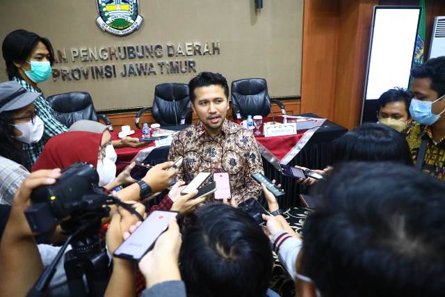 Wakil Gubernur Jawa Timur Emil Elestianto Dardak saat menggelar press conferece bersama awak media.