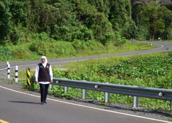 Gubernur Jawa Timur Khofifah Indar Parawansa meninjau jalan Pantai Selatan (Pansela) atau ruas jalan yang menghubungkan antara Balekambang hingga Kedungsalam (Lot 9) Kabupaten Malang.