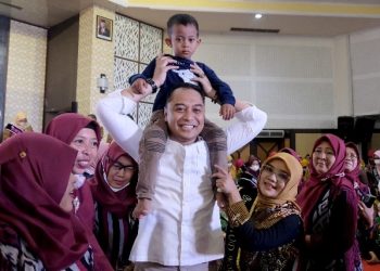 Wali Kota Surabaya Eri Cahyadi bersama Bunda Paud Kota Surabaya Rini Indriyani di sela Bincang Santai Tenaga Pendidik Paud di gedung Convention Hall.