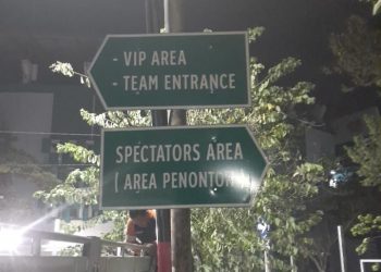 Pemkot Surabaya menambah petunjuk arah di area Stadion GBT jelang kualifikasi Piala AFC U-20 di Stadion Gelora Bung Tomo.