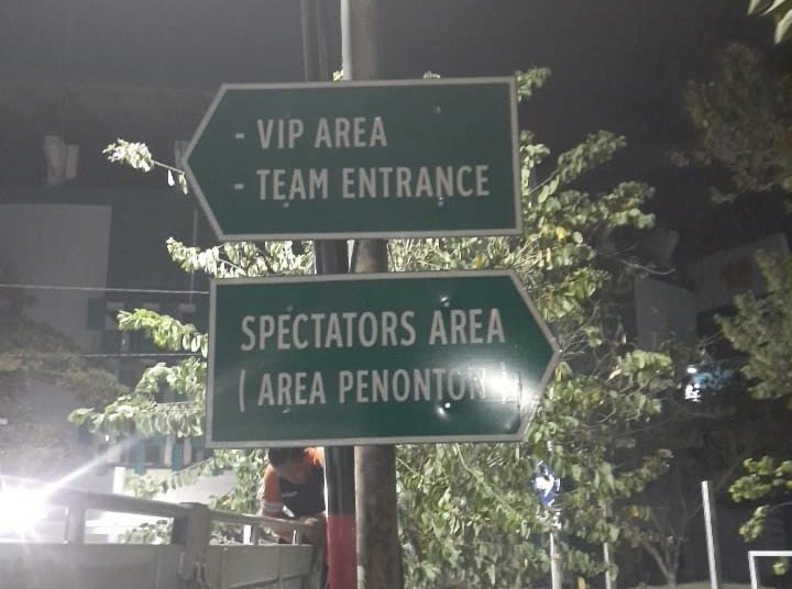 Pemkot Surabaya menambah petunjuk arah di area Stadion GBT jelang kualifikasi Piala AFC U-20 di Stadion Gelora Bung Tomo.