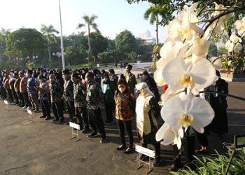 Ratusan mahasiswa dari 41 universitas di seluruh Indonesia yang bakal magang di lingkup kecamatan, kelurahan serta di Dinas Kependudukan dan Pencatatan Sipil diterima Wali Kota Surabaya, Eri Cahyadi di halaman Taman Surya.