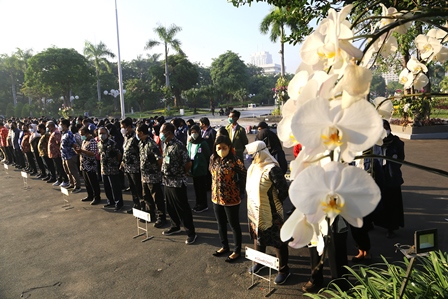 Ratusan mahasiswa dari 41 universitas di seluruh Indonesia yang bakal magang di lingkup kecamatan, kelurahan serta di Dinas Kependudukan dan Pencatatan Sipil diterima Wali Kota Surabaya, Eri Cahyadi di halaman Taman Surya.