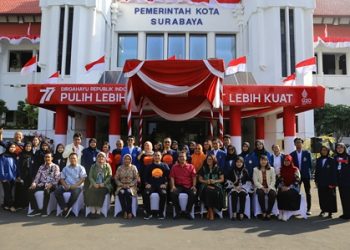 Ratusan mahasiswa dari 41 universitas di seluruh Indonesia yang bakal magang di lingkup kecamatan, kelurahan serta di Dinas Kependudukan dan Pencatatan Sipil diterima Wali Kota Surabaya, Eri Cahyadi di halaman Taman Surya.