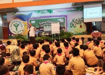 Pada peserta didik SD Al Muslim mendapatkan penjelasan tentang lapisan ozon dan keterkaitan gas buang kendaraan dan dampak yang ditimbulkan bagi lingkungan.