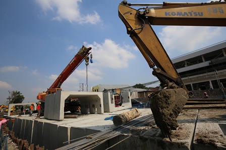 Salah satu pembangunan saluran air yang sedang dikerjakan Dinas Sumber Daya Air dan Bina Marga (DSDABM) Pemkot Surabaya.