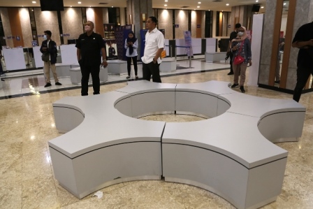 Wali Kota Surabaya Eri Cahyadi meninjau wajah baru Mal Pelayanan Publik Siola.