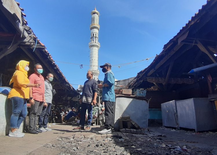 Direksi PD Pasar Surya saat mengecek kondisi lapangan di Pasar Pakis.