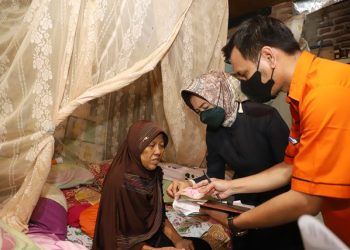 Dinas Sosial (Dinsos) menyalurkan Bantuan Langsung Tunai (BLT) BBM dan Bantuan Pangan Non Tunai (BPNT) kepada Umi Kulsum.