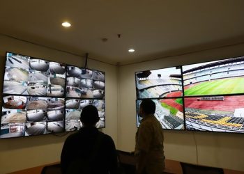 Layar monitor dipasang sebagai kesiapan Stadion GBT dalam menyambut perhelatan Kualifikasi Piala AFC U-20 pada 14 - 18 September 2022.