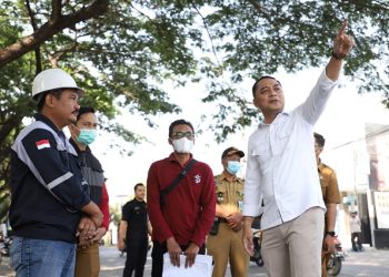 Wali Kota Surabaya Eri Cahyadi saat sidak pengerjaan saluran di Jalan Karah Agung, Kecamatan Jambangan.