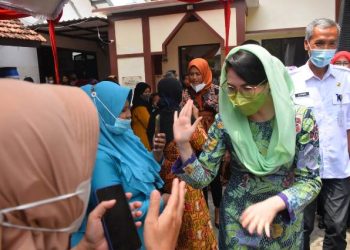 Ketua Forikan Jawa Timur Arumi Bachsin dalam acara Kampanye Gerakan Memasyarakatkan Makan Ikan (Gemarikan) di kantor Kecamatan Pesantren, Kota Kediri.