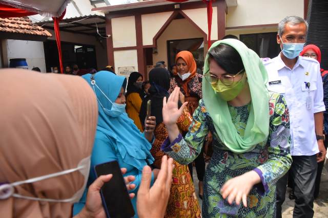 Ketua Forikan Jawa Timur Arumi Bachsin dalam acara Kampanye Gerakan Memasyarakatkan Makan Ikan (Gemarikan) di kantor Kecamatan Pesantren, Kota Kediri.