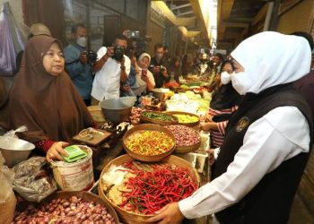 Gubernur Jawa Timur Khofifah Indar Parawansa berada di Pasar Sayur Magetan untuk memastikan harga bahan pokok Jatim tetap stabil.