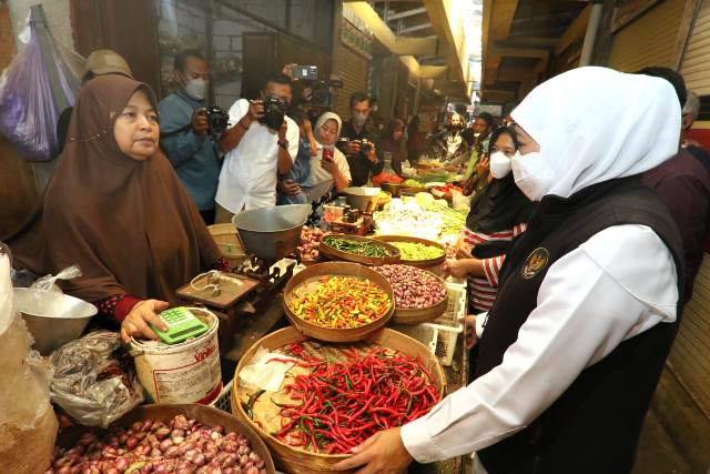 Gubernur Jawa Timur Khofifah Indar Parawansa berada di Pasar Sayur Magetan untuk memastikan harga bahan pokok Jatim tetap stabil.