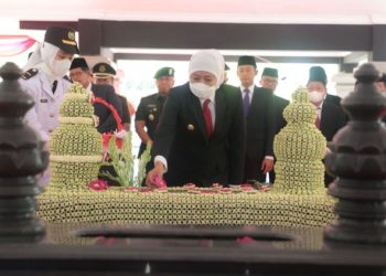 Gubernur Jawa Timur khofifah Indar Parawansa saat ziarah ke pusara Gubernur Jatim masa bakti 1967-1976, Raden Panji Haji  Mohammad Noer, di Kampung Morkompah, Sampang, Madura.