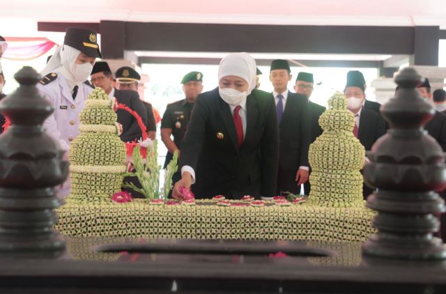 Gubernur Jawa Timur khofifah Indar Parawansa saat ziarah ke pusara Gubernur Jatim masa bakti 1967-1976, Raden Panji Haji Mohammad Noer, di Kampung Morkompah, Sampang, Madura.
