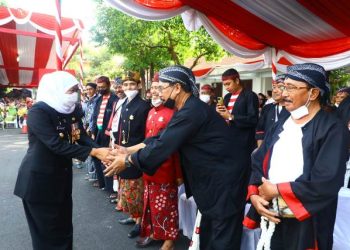 Gubernur Jawa Timur Khofifah Indar Parawansa menyalami puluhan tokoh adat dalam gelaran upacara peringatan HUT ke-77 Provinsi Jawa Timur di Gedung Negara Grahadi beberapa waktu lalu.