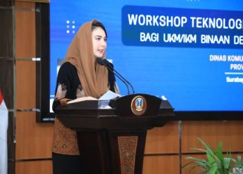 Ketua Dekranasda Jatim Arumi Bachsin dalam Workshop Teknologi Informasi dan Komunikasi (TIK) Bagi Pelaku UKM/IKM Binaaan Dekranasda Provinsi Jawa Timur.