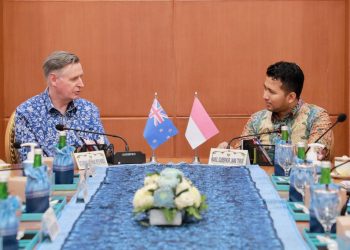 Wakil Gubernur Jawa Timur Emil Elestianto Dardak bersama Duta Besar Selandia Baru untuk Indonesia Kevin Burnett di gedung Negara Grahadi.