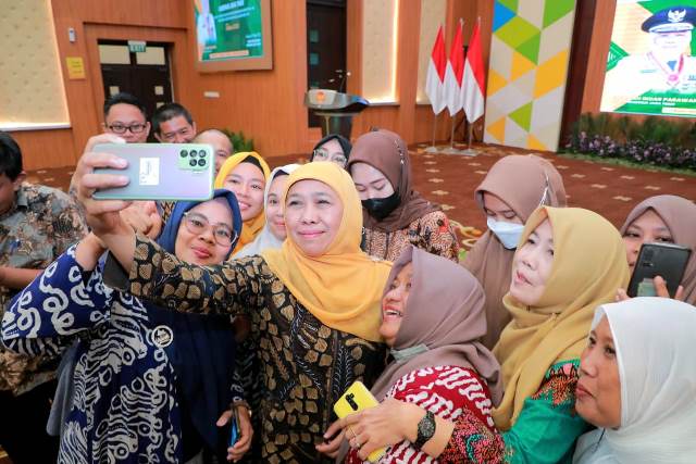 Gubernur Jawa Indar Parawansa di sela memberikan pengarahan pada jajaran ASN Pemkot Parepare Provinsi Sulawesi Selatan di Badan Pengembangan Sumber Daya Manusia (BPSDM) Jawa Timur, Surabaya.