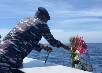 Tabur bunga mengenang tragedi tenggelamnya KRI Nanggala-402 dilakukan di Laut Bali.