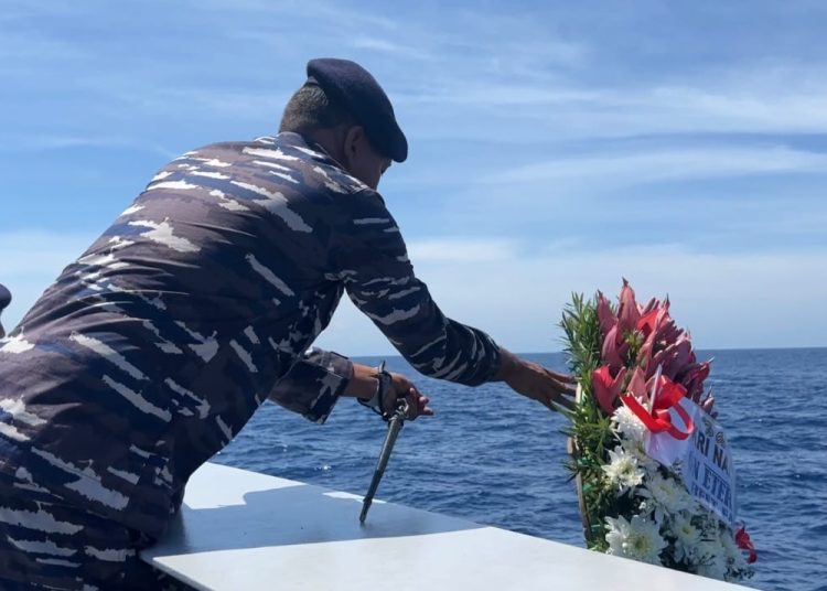 Tabur bunga mengenang tragedi tenggelamnya KRI Nanggala-402 dilakukan di Laut Bali.