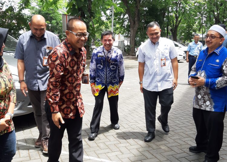 Wakil Bupati Banjar Kalimantan Selatan (Kalsel) Habib Said Idrus Al Habsyi (paling kanan) dan Direktur Utama (Dirut) Perumda Pasar Bauntung Batuah Kabupaten Banjar, Rudiansyah (tiga dari kanan) disambut direksi PD Pasar Surya.