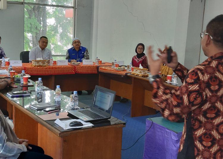 Direktur Teknik Usaha PD Pasar Surya Suhendro memaparkan pengelolaan pasar di depan Wakil Bupati Banjar Kalimantan Selatan (Kalsel) Habib Said Idrus Al Habsyi.