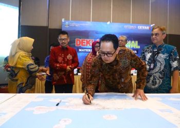 Sekretaris Daerah Provinsi Jatim Adhy Karyono dalam deklarasi final terhadap materi teknis perairan pesisir Jatim.