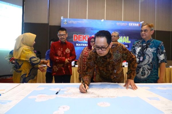 Sekretaris Daerah Provinsi Jatim Adhy Karyono dalam deklarasi final terhadap materi teknis perairan pesisir Jatim.