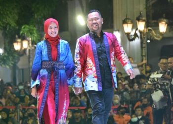 Salah satu motif batik khas Surabaya yang peragakan di 'Karnaval Nang Tunjungan'.