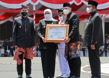 Wali Kota Surabaya Eri Cahyadi menerima ASN Achievement Award kategori Lembaga Pelatihan Pengembangan Kompetensi ASN Pemerintah Kabupaten/Kota Tahun 2022 dari Gubernur Provinsi Khofifah Indar Parawansa.
