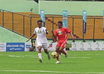 Pemain eLKISI FC Mojokerto saat berlaga melawan tim Baitul Jannah asal Sulawesi Teggara di Piala Kasad Liga Santri PSSI 2022 tingkat nasional di Stadion Siliwangi, Bandung.