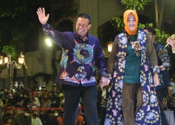 Salah satu kepala daerah di Jawa Timur hadir dan memeragakan busana produk batik khas Surabaya dalam gelaran Karnaval Nang Tunjungan.