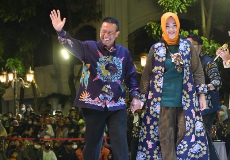 Salah satu kepala daerah di Jawa Timur hadir dan memeragakan busana produk batik khas Surabaya dalam gelaran Karnaval Nang Tunjungan.