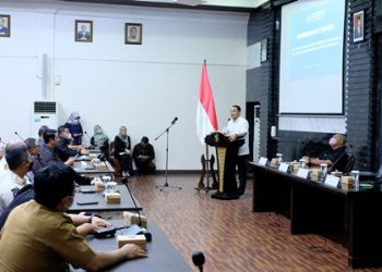 Wali Kota Surabaya Eri Cahyadi membuka Bimbingan Teknis Tata Kelola Manajemen Keamanan Informasi di lingkungan Pemkot Surabaya.