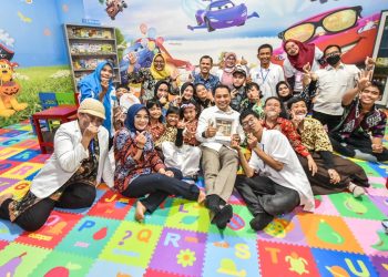 Wali Kota Surabaya Eri Cahyadi bersama istri, Rini Indriyani, saat berada di Rumah Anak Prestasi (RAP) di Jalan Nginden Semolo nomor 23 Surabaya.