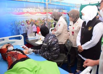 Gubernur Jawa Timur Khofifah Indar Parawansa meninjau salah satu kegiatan Bakti TNI untuk Jatim Bangkit dalam rangka memperingati HUT ke 77 TNI.