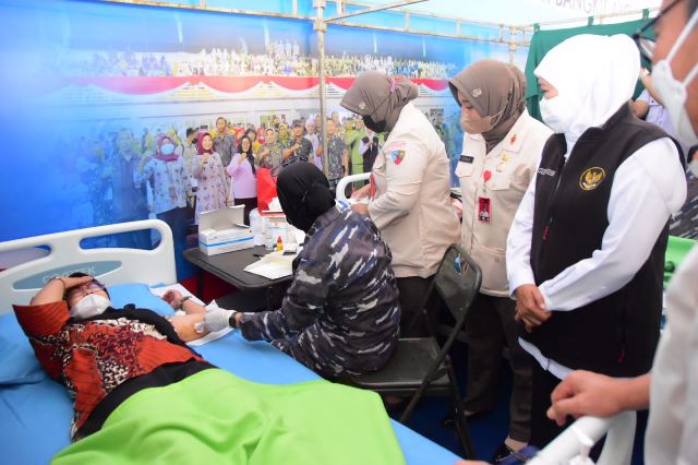 Gubernur Jawa Timur Khofifah Indar Parawansa meninjau salah satu kegiatan Bakti TNI untuk Jatim Bangkit dalam rangka memperingati HUT ke 77 TNI.