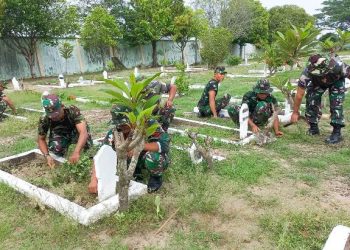 Karya bakti di seputaran Taman Makam Pahlawan (TMP) Kusuma Bangsa, Jalan Raya Dander, Desa Ngumpakdalem, Kecamatan Dander, Bojonegoro, yang dilaksanakan jajaran TNI Kodim 0813 Bojonegoro.